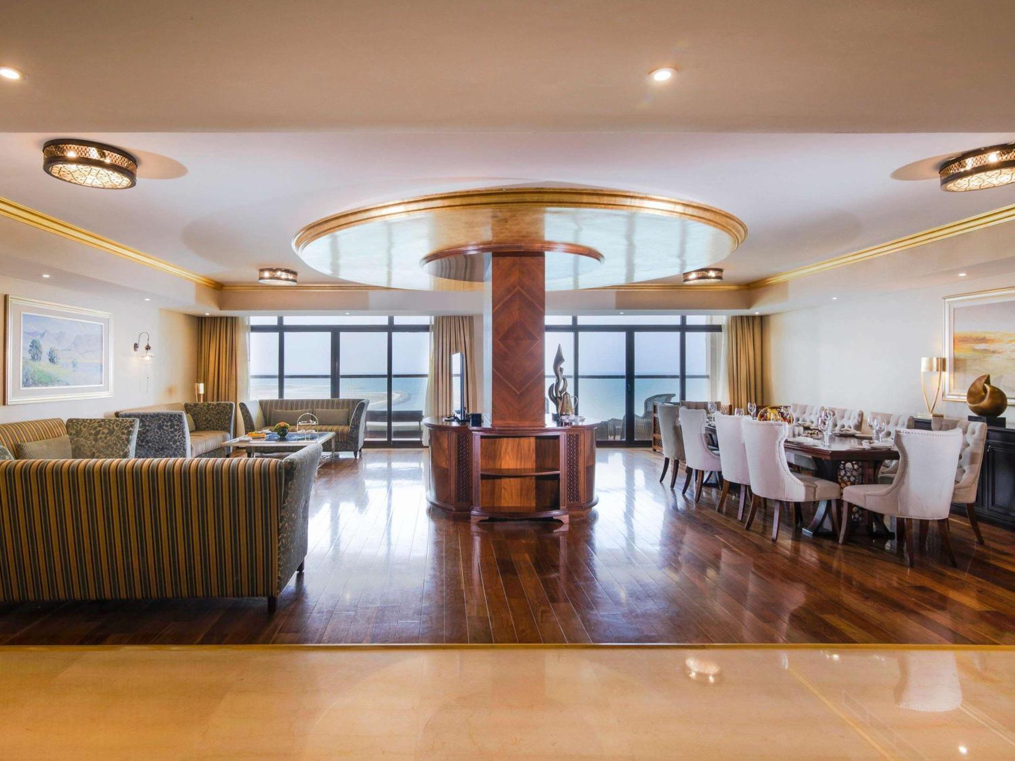 होटल Pullman Al Marjan Island 5*